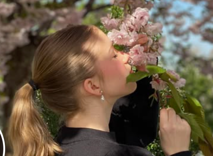 Portrett av Helene i kirsebærblomstring